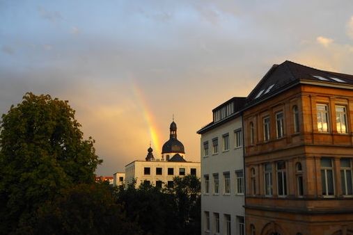 Ein Regenbogen über den Dächern Mannheims.