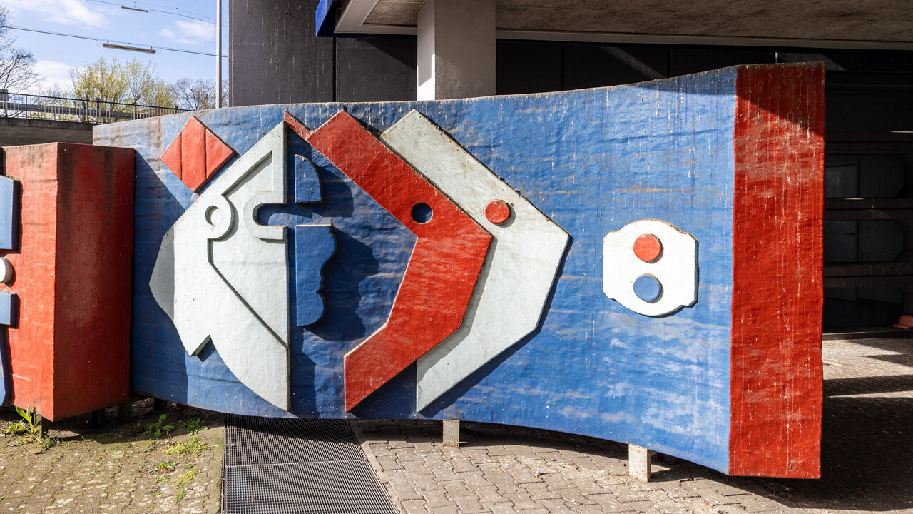 Bunte Skulpturenwand
