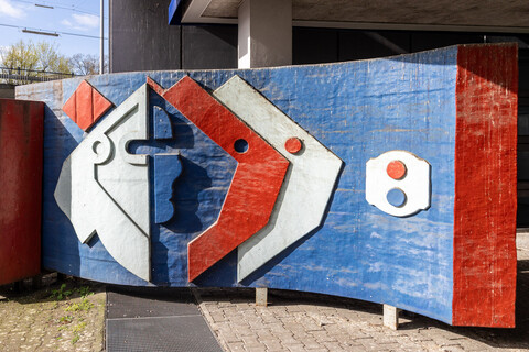 Bunte Skulpturenwand 