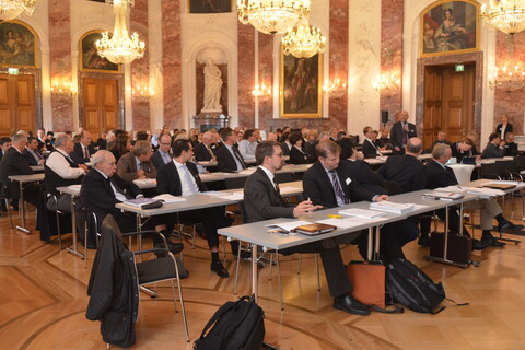 Gefüllte Aula des Schloss Mannheim