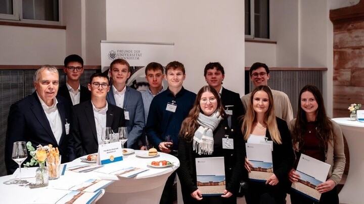 Stipendienfeier_Urkundenübergabe in den Katakomben