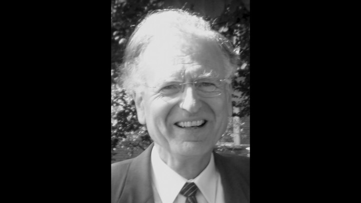 Schwarz-weißes Portraitfoto von Prof. Dr. Roland Vaubel. Er trägt ein Hemd, eine Krawatte und ein Sakko.