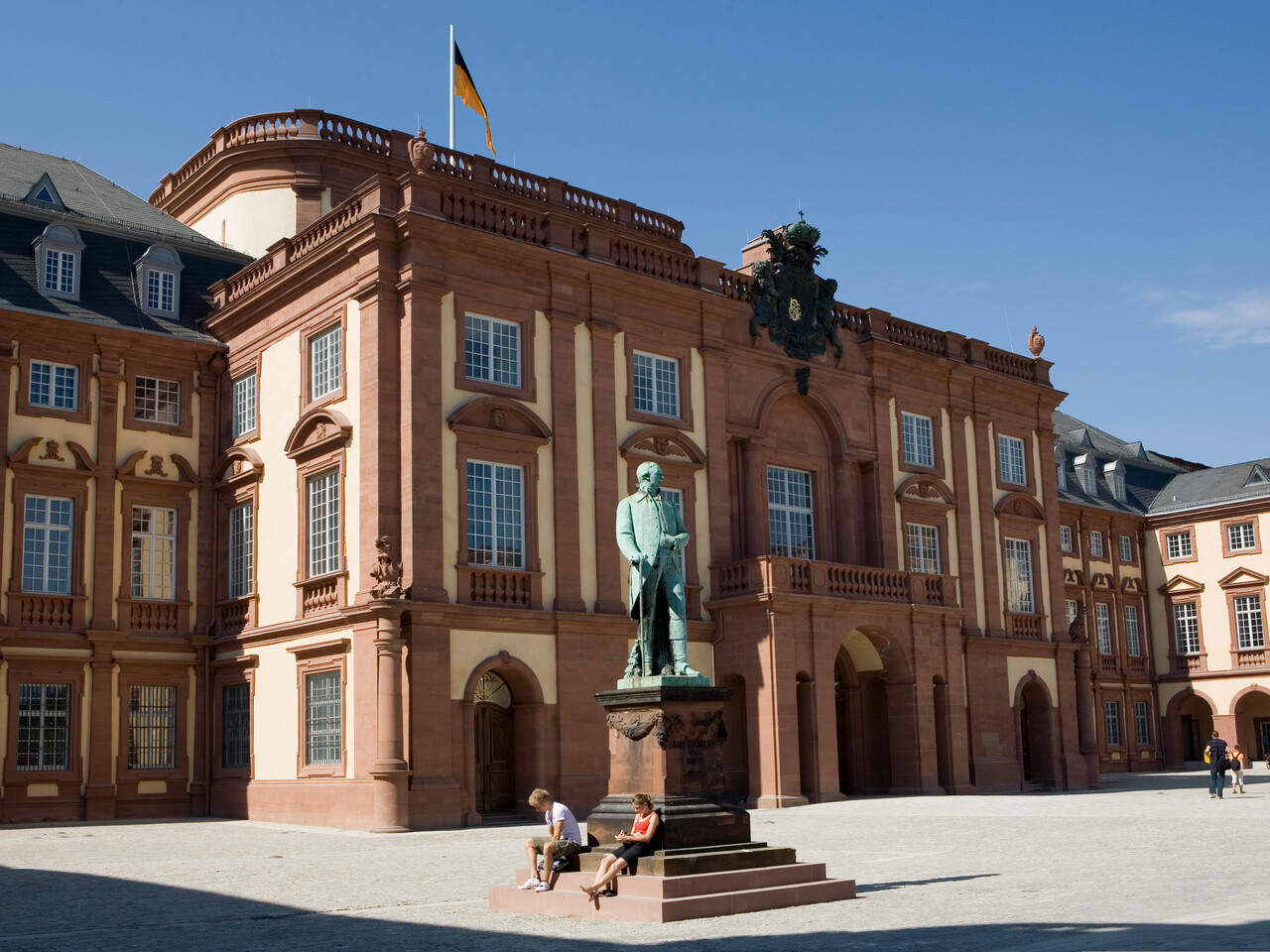 Schloss Mannheim Der Mittelbau des Mannheimer Schlosses im Sonnenlicht.