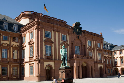 Der Mittelbau des Mannheimer Schlosses im Sonnenlicht.