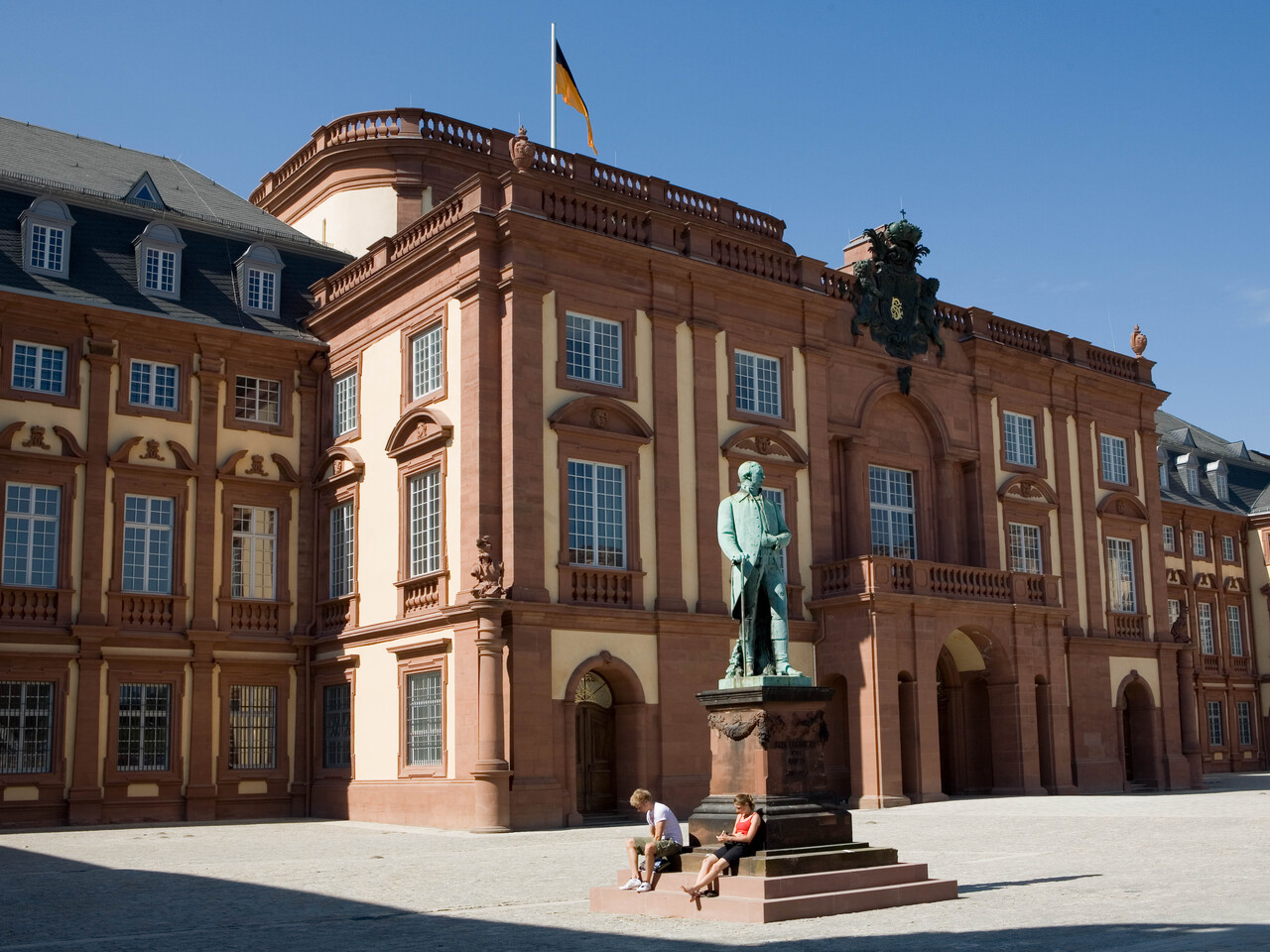 Schloss Mannheim: Mittelbau Der Mittelbau des Mannheimer Schlosses im Sonnenlicht.