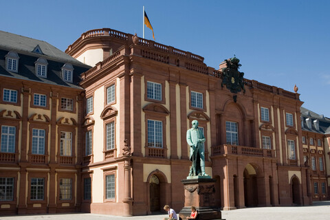 Der Mittelbau des Mannheimer Schlosses im Sonnenlicht.