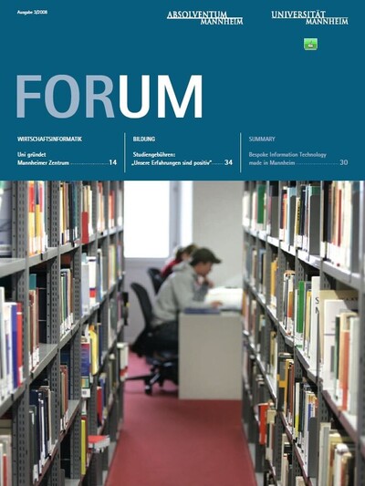 Das Cover des Magazins der Universität Mannheim. Am Ende eines Ganges aus Bücherregalen, lernen Studierende in der Bibliothek.