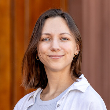 Portrait von Franziska Leipold vor dem Schloss