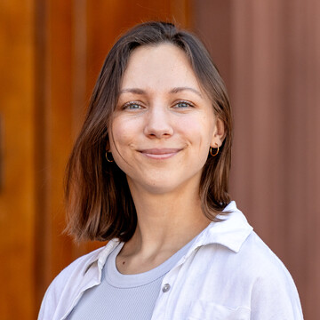 LEIPOLD_Franziska_Münch_Alexander Portrait von Franziska Leipold vor dem Schloss