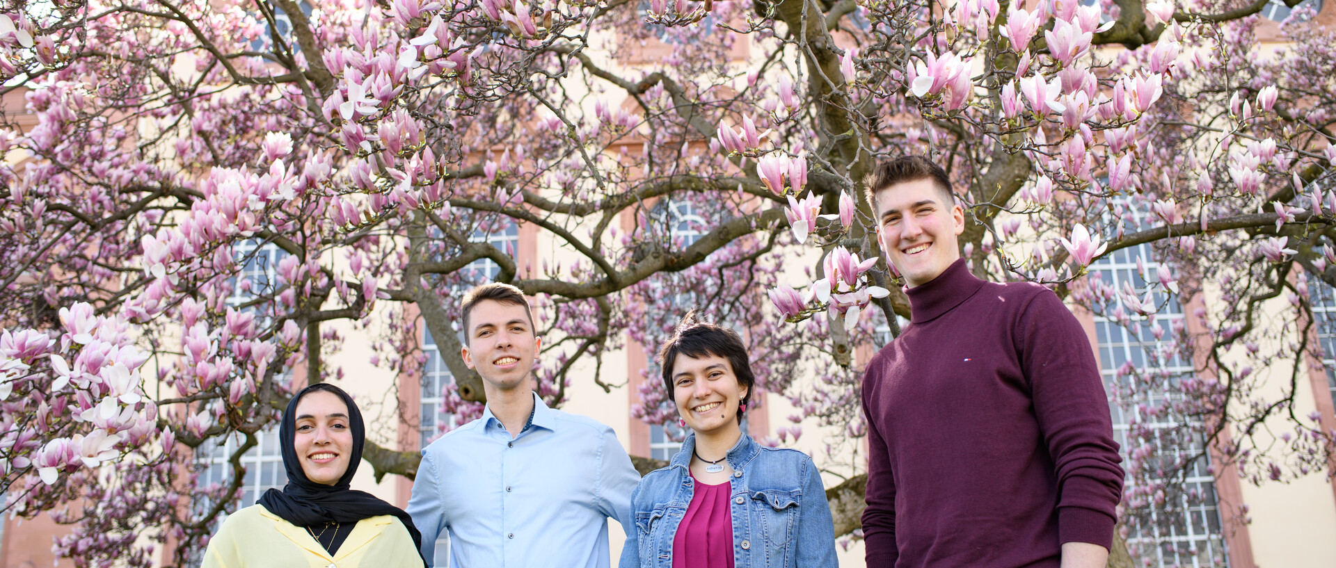 Eine Gruppe Studierende auf dem Campus der Uni Mannheim.
