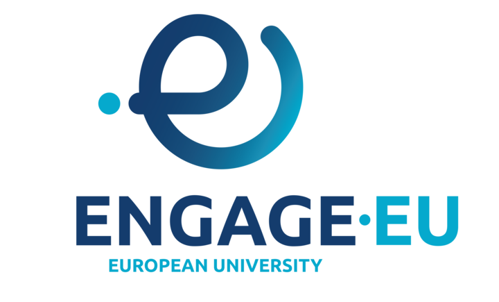 Logo von Engage.EU. Blaue Schrift mit den Worten "Engage.EU, european university"auf weißem Hintergrund