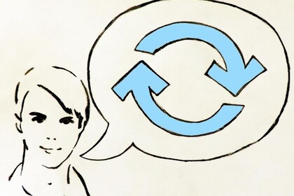 Ein Mann mit einer Sprechblase, in der ein hellblaues Kreissymbol bestehend aus zwei gebogenen Pfeilen.