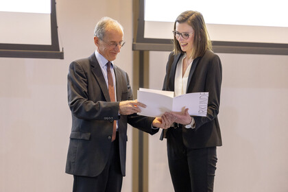 Dr. Rüth Schültken erhält den Preis von Südwestmetall-Vorsitzenden Dr. Joachim Schulz.