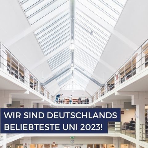 Glasdach und obere Ebenen der A3-Bibliothek der Universität Mannheim. Auf dem Bild steht grafisch abgehoben der Slogan: Wir sind Deutschlands beliebteste Uni 2023! Link: Instagram-Post Auszeichnung Studycheck