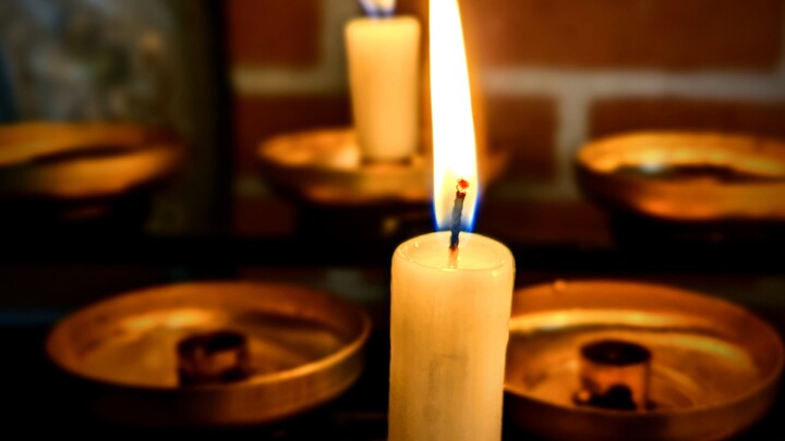 Zwei Kerzen leuchten