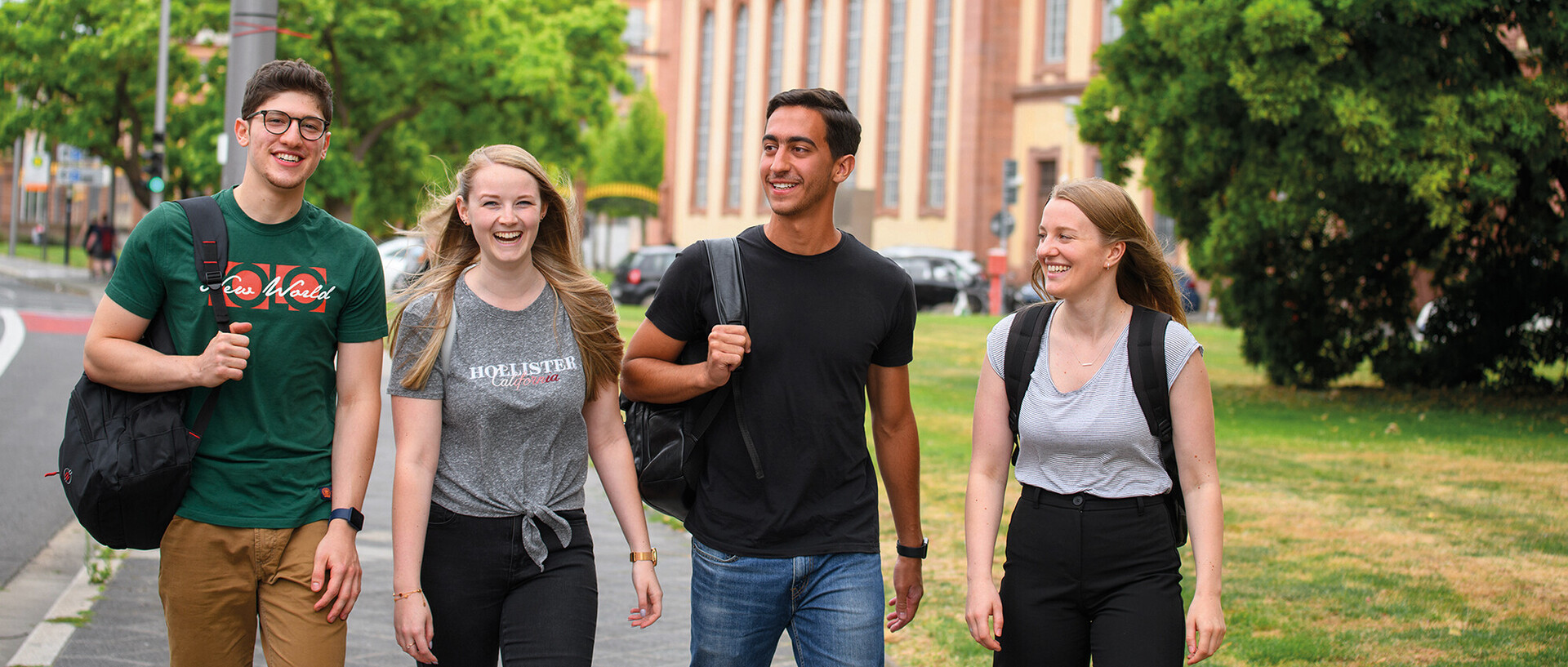 Auszubildende und dual Studierende laufen vor der Uni