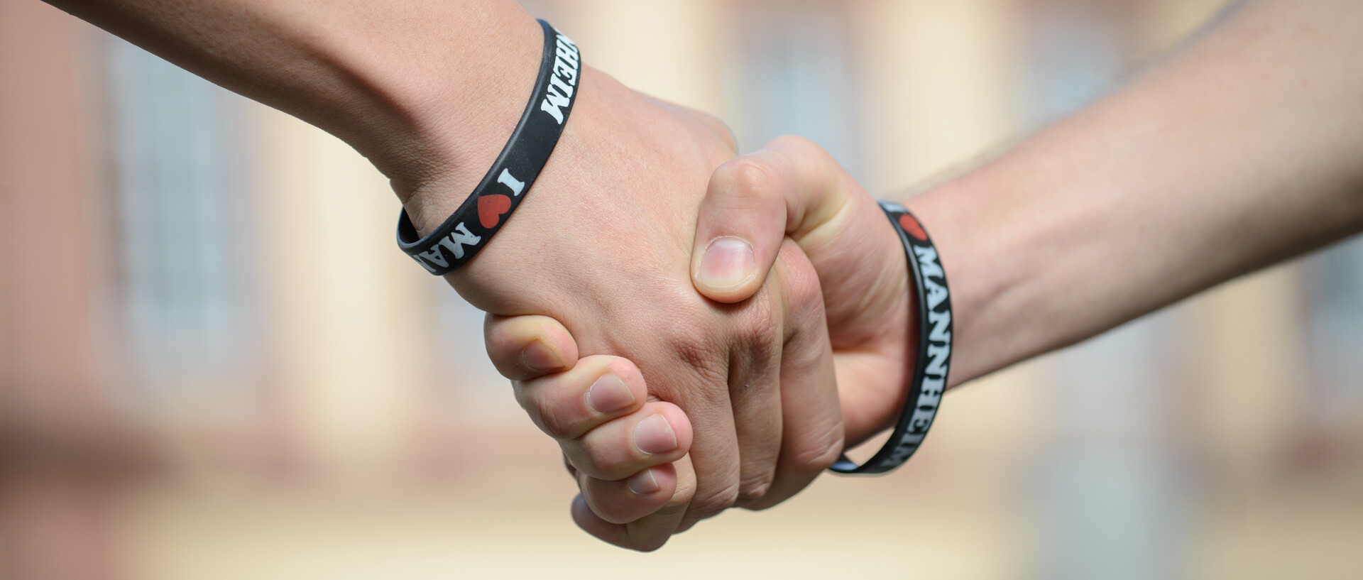 Händeschütteln am Handgelenk IloveMannheim Freundschaftsband