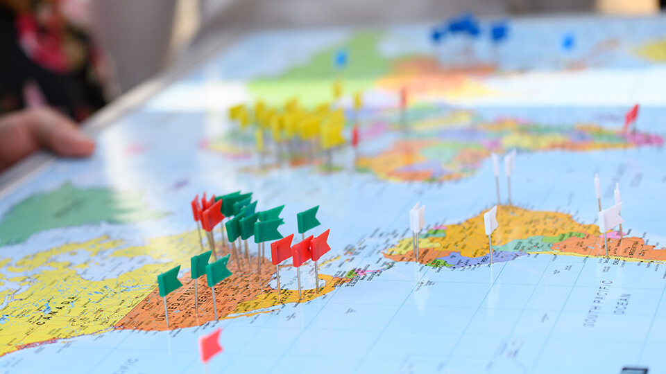 Weltkarte bestückt mit Flaggen, symbolisch fr die bestehenden Partneruniversitäten