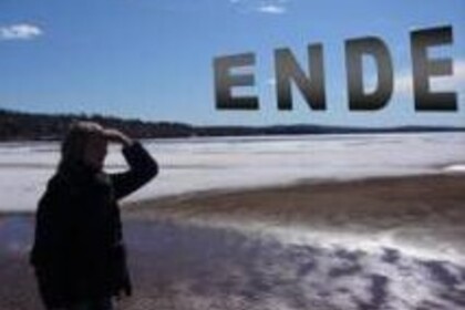 Eine Person blickt in die Ferne der Natur. Am Horizont ist der Schriftzug "ENDE" zu sehen.