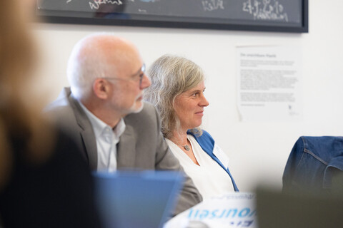 Thomas Puhl und Ursula Schlichter sitzen nebeneinander an einem Tisch.