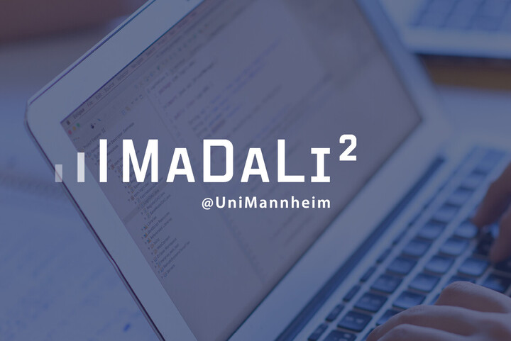 Eine Person, deren Hände im Bild sind, schreibt am Laptop. Über das Bild ist das "MaDaLi²"-Logo in weißer Schrift und blauem Hintergrund gelegt. 