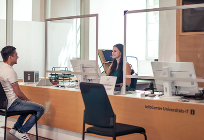 Beratungsgespräch im InfoCenter der Universitäts-IT