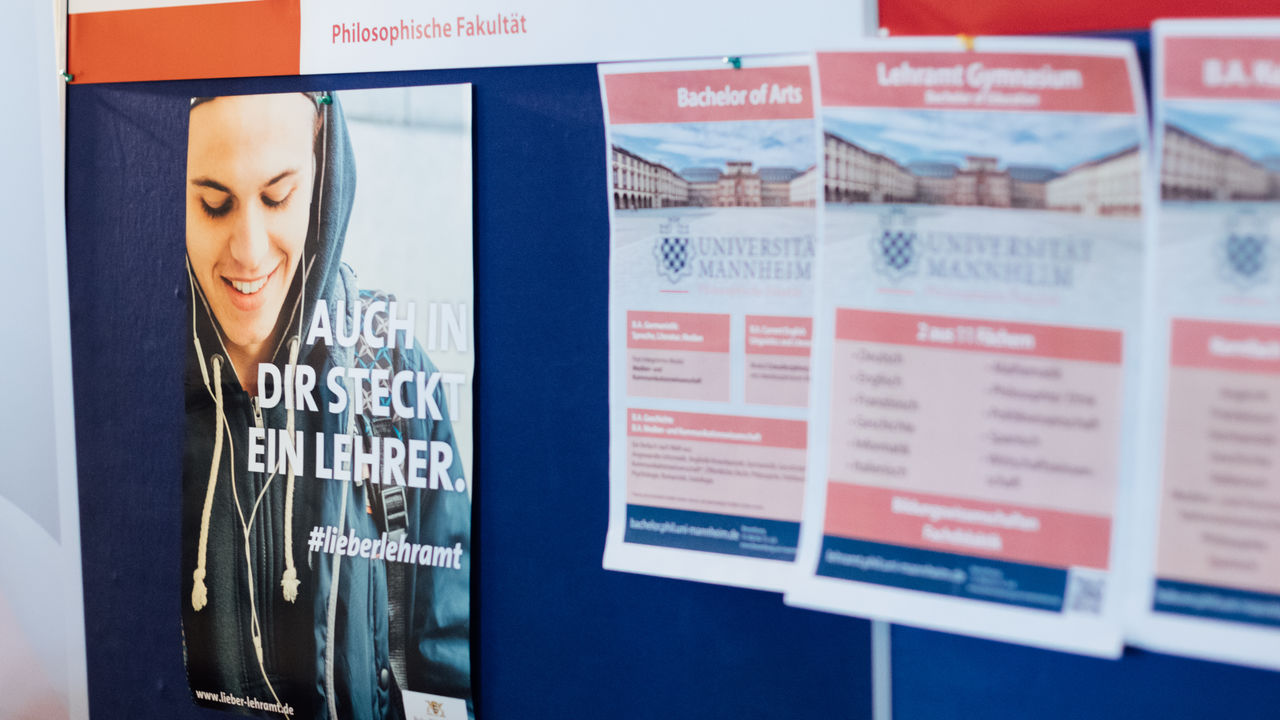 Stellwand mit Plakat mit der Aufschrift "Auch in dir steckt ein Lehrer. #lieberlehramt"