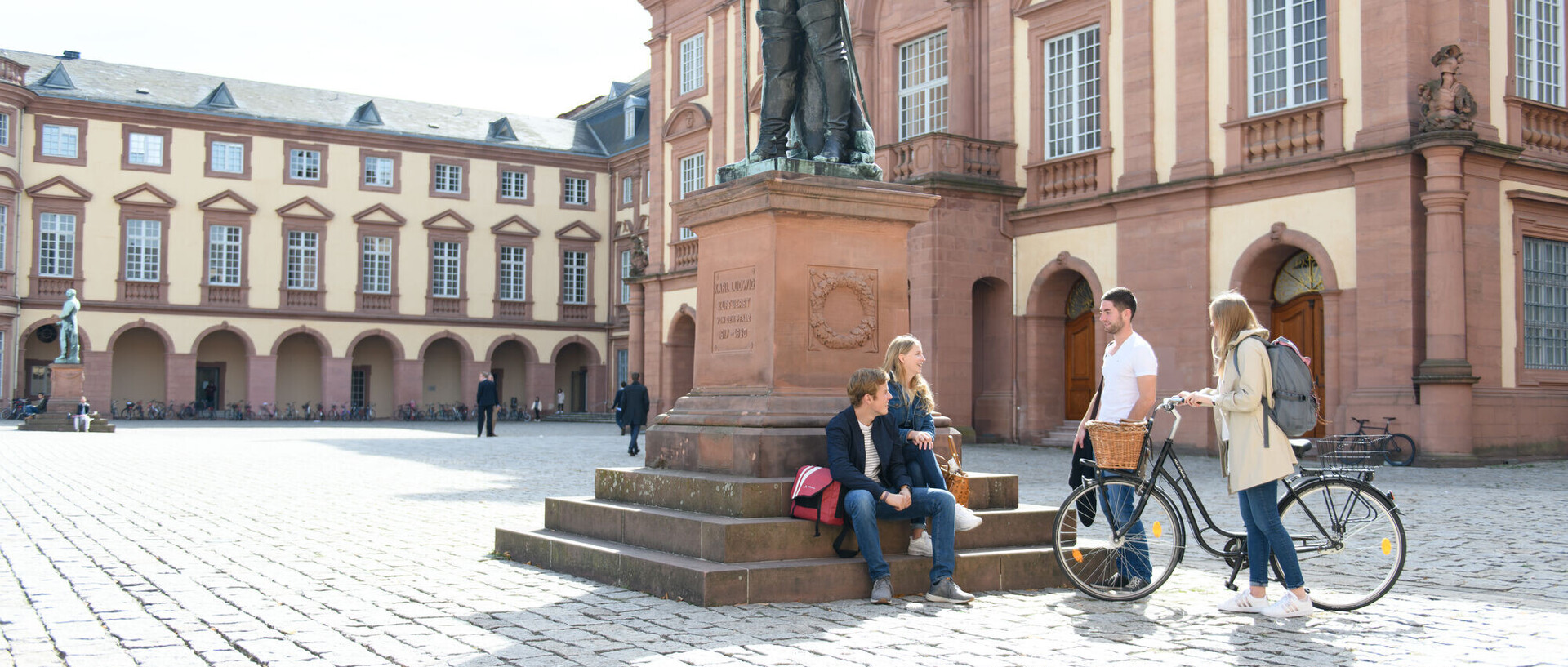 Studierende auf dem Ehrenhof des Mannheimer Schlosses
