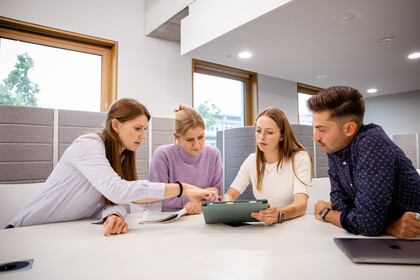 Gruppe von vier Forschenden im Gebäude B6 der Universität