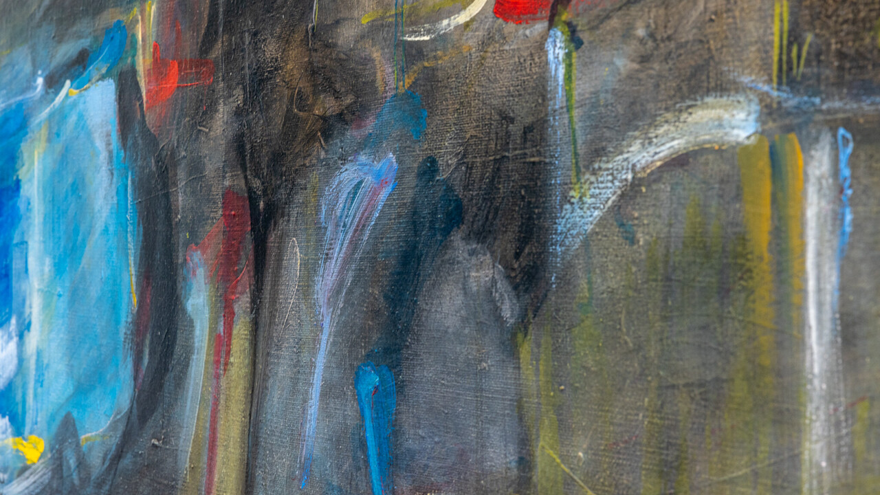 Eingezoomter Ausschnitt eines abstrakten Gemäldes mit grauem Unterton und Akzenten in blau, rot und gelb.