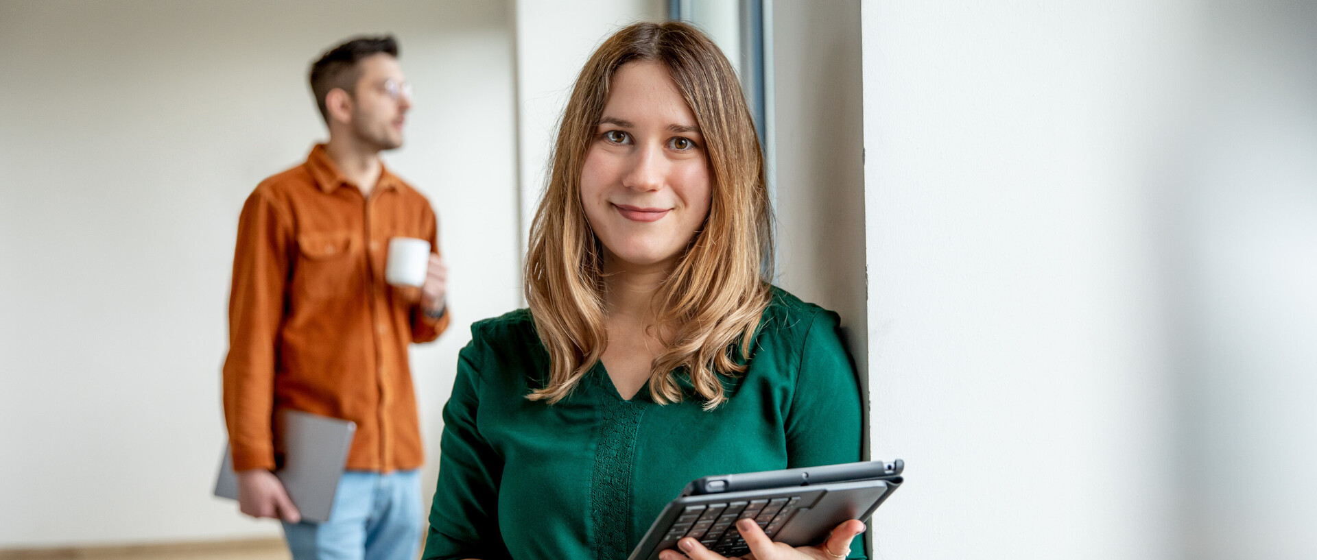 IT-Mitarbeitende im Bürogebäude