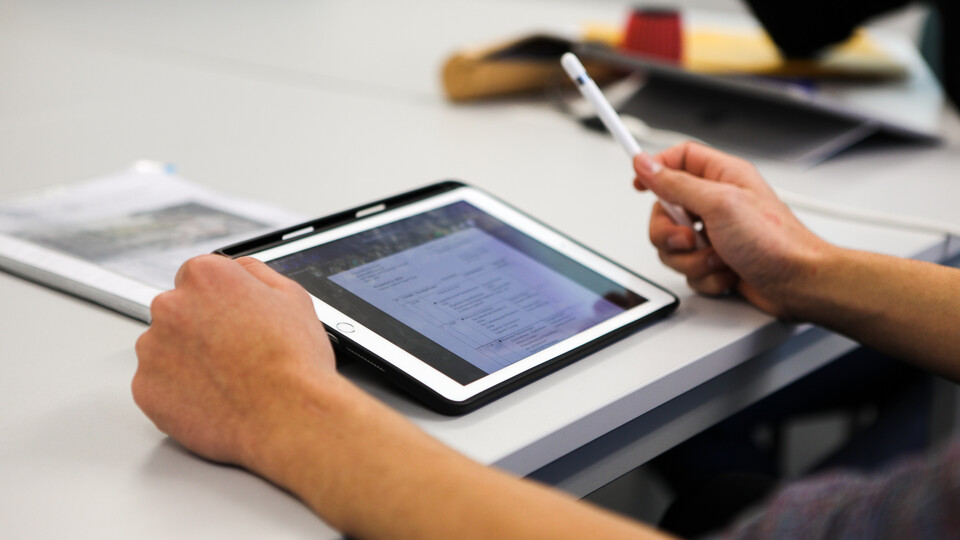 Hände am Tablet
