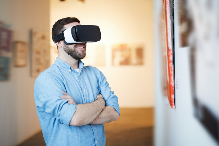 Mann mit Virtual Reality Brille vor einem Bild. Link: Culture Innovates 