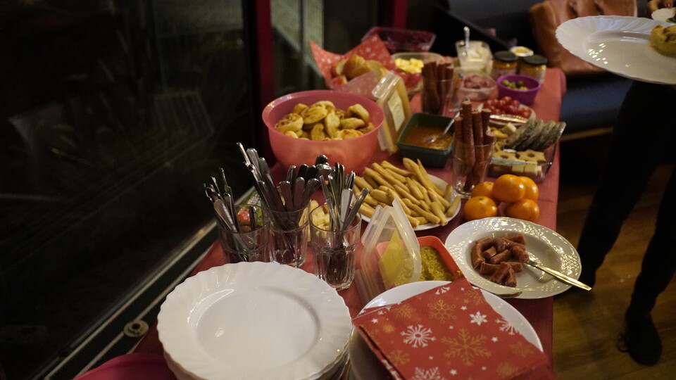 Aufnahme vom Abendbuffet mit Würstchen, Mandarinen, Lebkuchen und Pizzaschnecken.