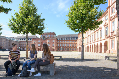 Campus life, students at the Ehrenhof, students