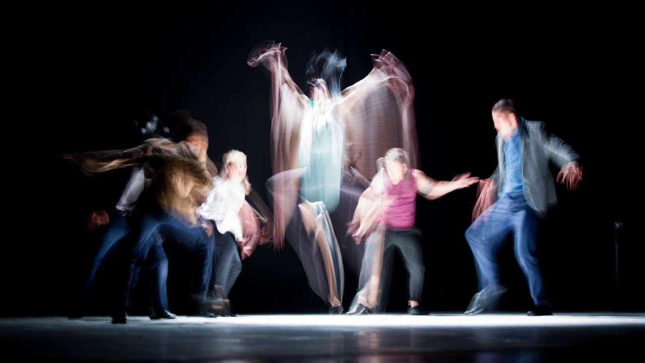 Männer und Frauen spielen Theater.