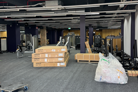 Fitnessgeräte im Aufbau in einem Fitnessstudio