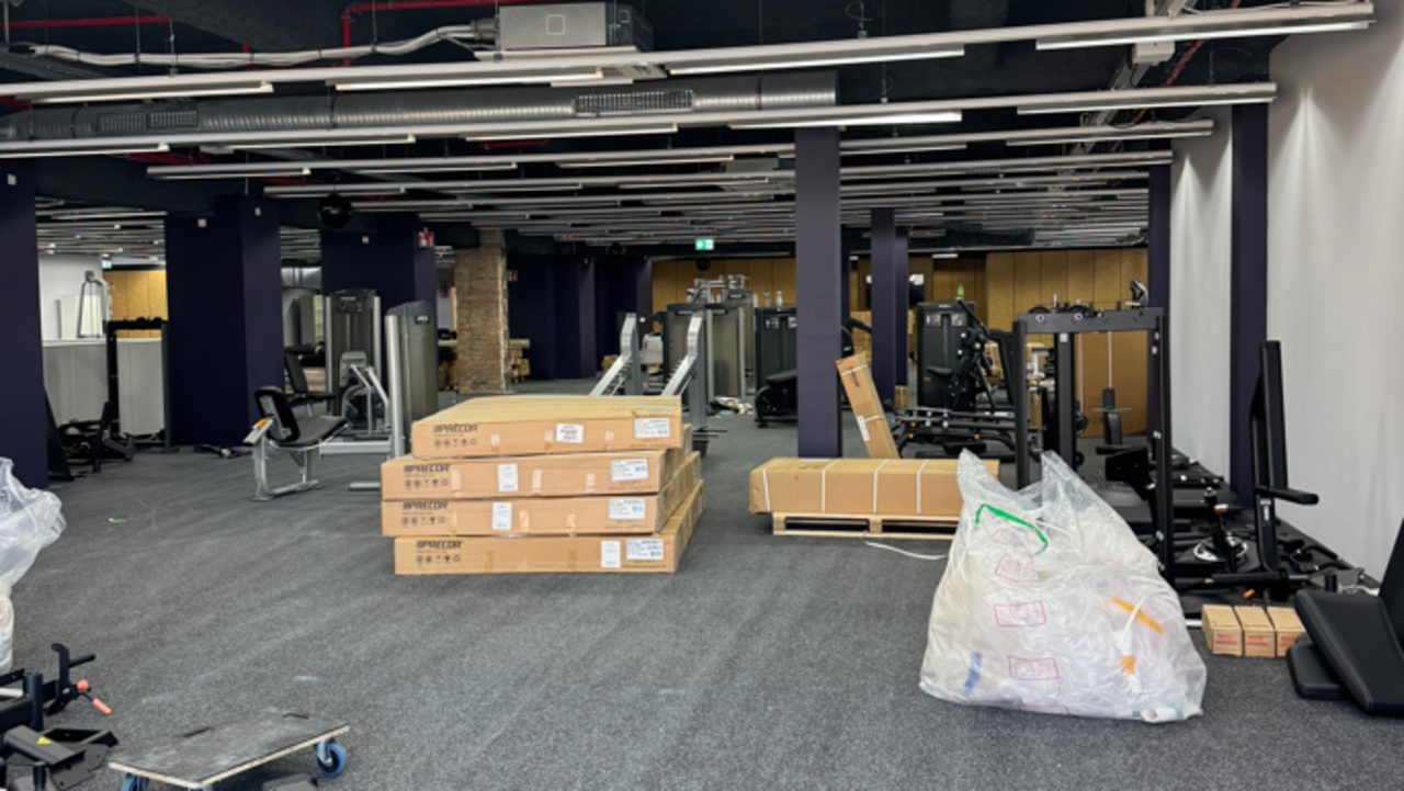 Fitnessgeräte im Aufbau in einem Fitnessstudio