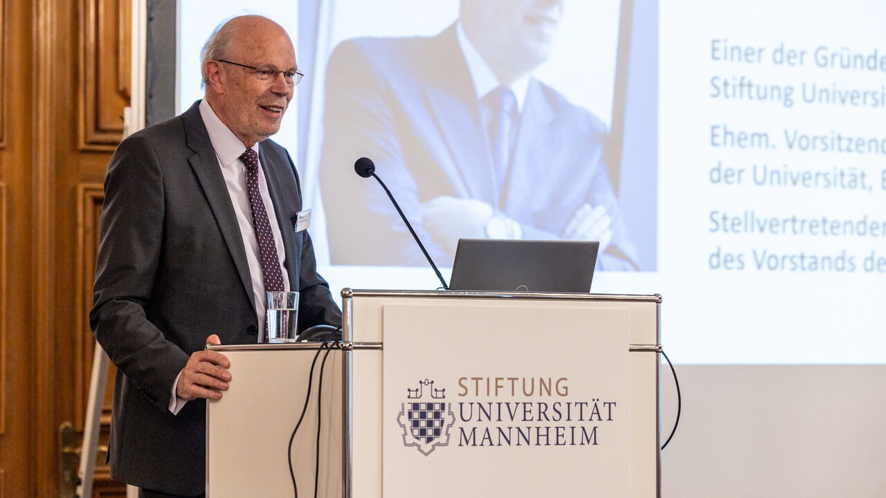 Eine Person steht vor einem Pult und hält eine Rede. Diese Person ist Dr. Josef Zimmermann, ehemaliger Vorsitzender der Freunde der Universität Mannheim e.V.