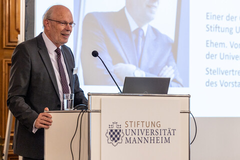 Eine Person steht vor einem Pult und hält eine Rede. Diese Person ist Dr. Josef Zimmermann, ehemaliger Vorsitzender der Freunde der Universität Mannheim e.V.