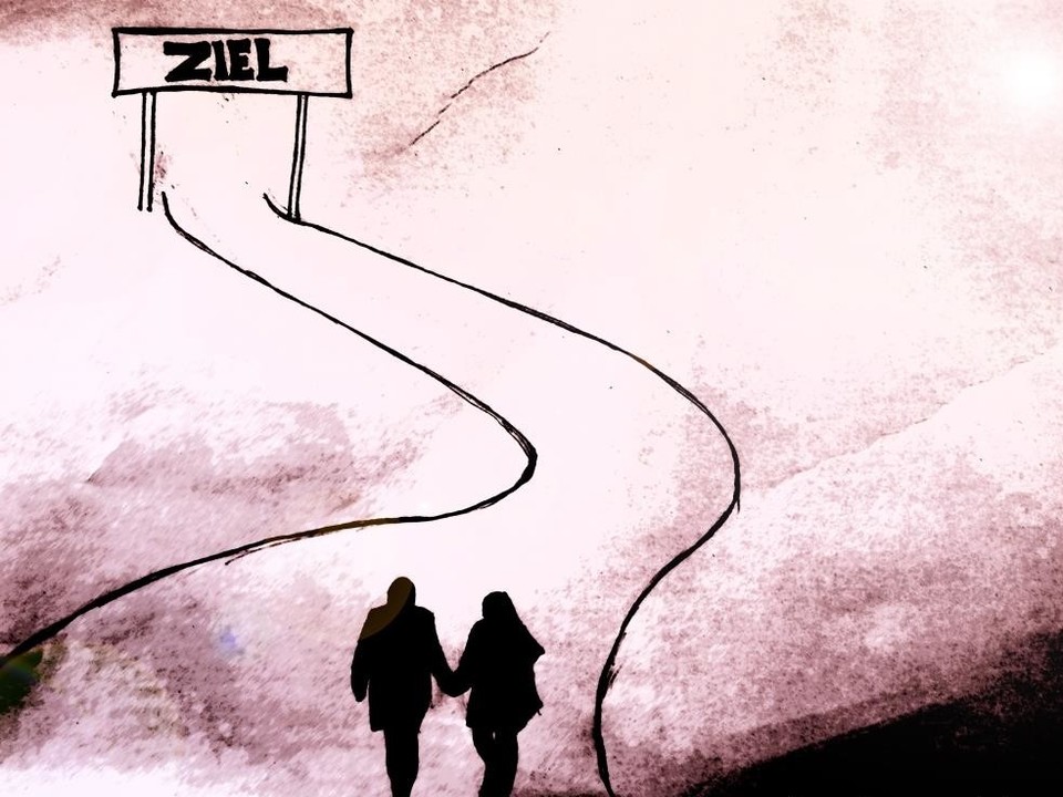 Ein Paar läuft Hand in Hand auf einem kurvigen Weg. Am Ende des Weges steht ein Bogen mit der Aufschrift "Ziel".