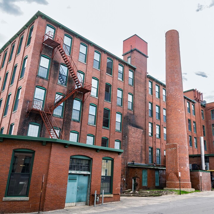 Eine Fabrik aus rotem Sandstein.