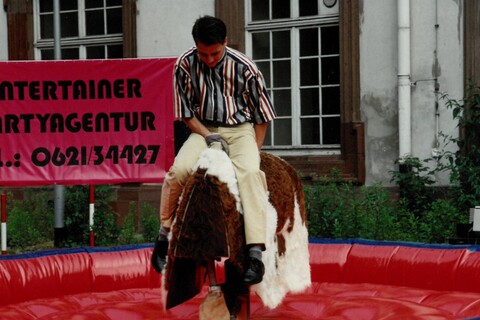 Ein altes Foto von einer Rodeo Bullriding-Maschine mit einem "Mannheimer Cowboy"