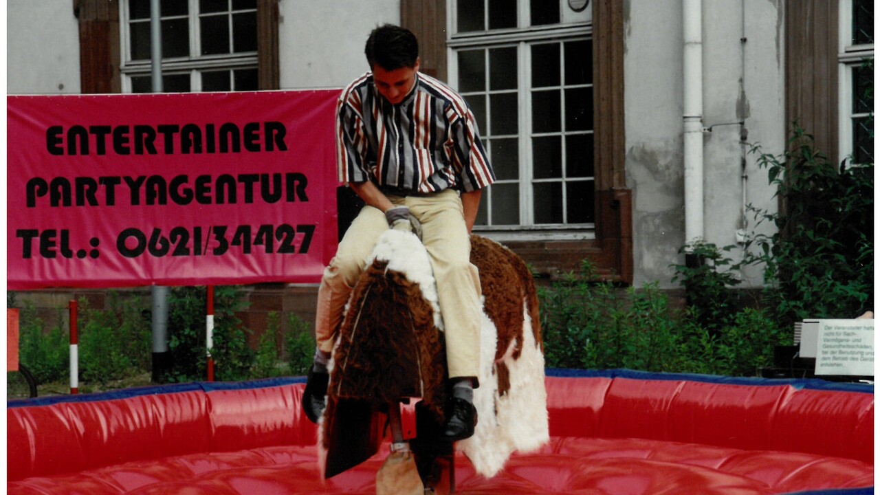 Ein altes Foto von einer Rodeo Bullriding-Maschine mit einem "Mannheimer Cowboy"