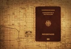 Ein deutscher Reisepass liegt auf einem Papier mit vielen Strukturlinien