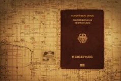Ein deutscher Reisepass liegt auf einem Papier mit vielen Strukturlinien