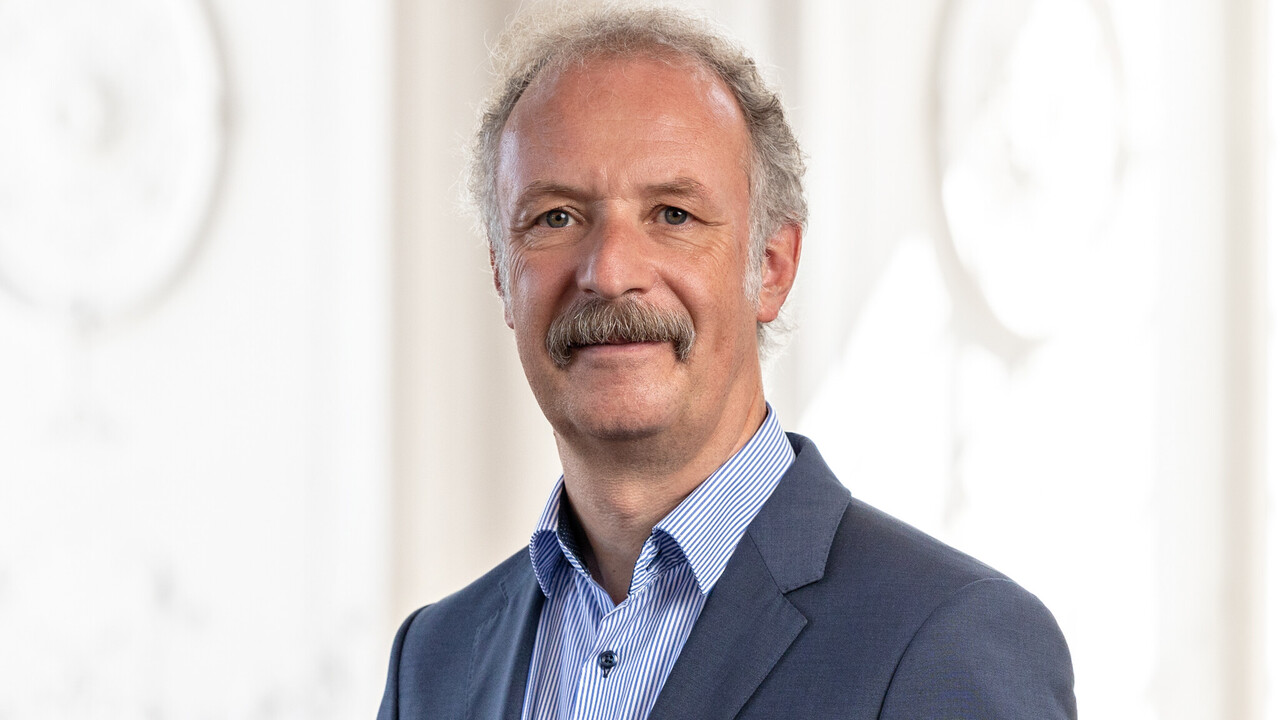 Vice President Prof. Dr. Moritz Fleischmann Prof. Dr. Moritz Fleischmann hat graue Haare und einen Schnauzer. Er trägt ein dunkles Jackett und ein gestreiftes Hemd.