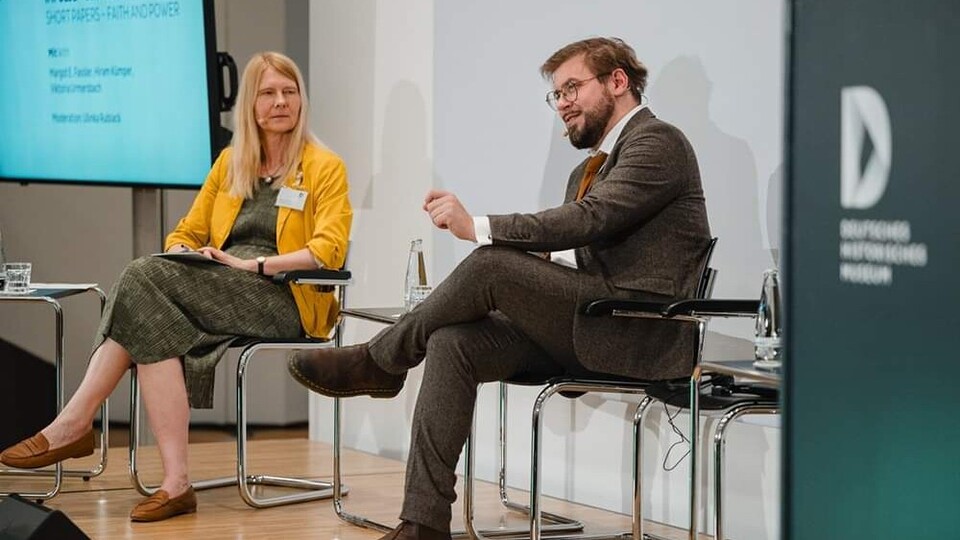 Eine Frau und ein Mann auf einem Podium