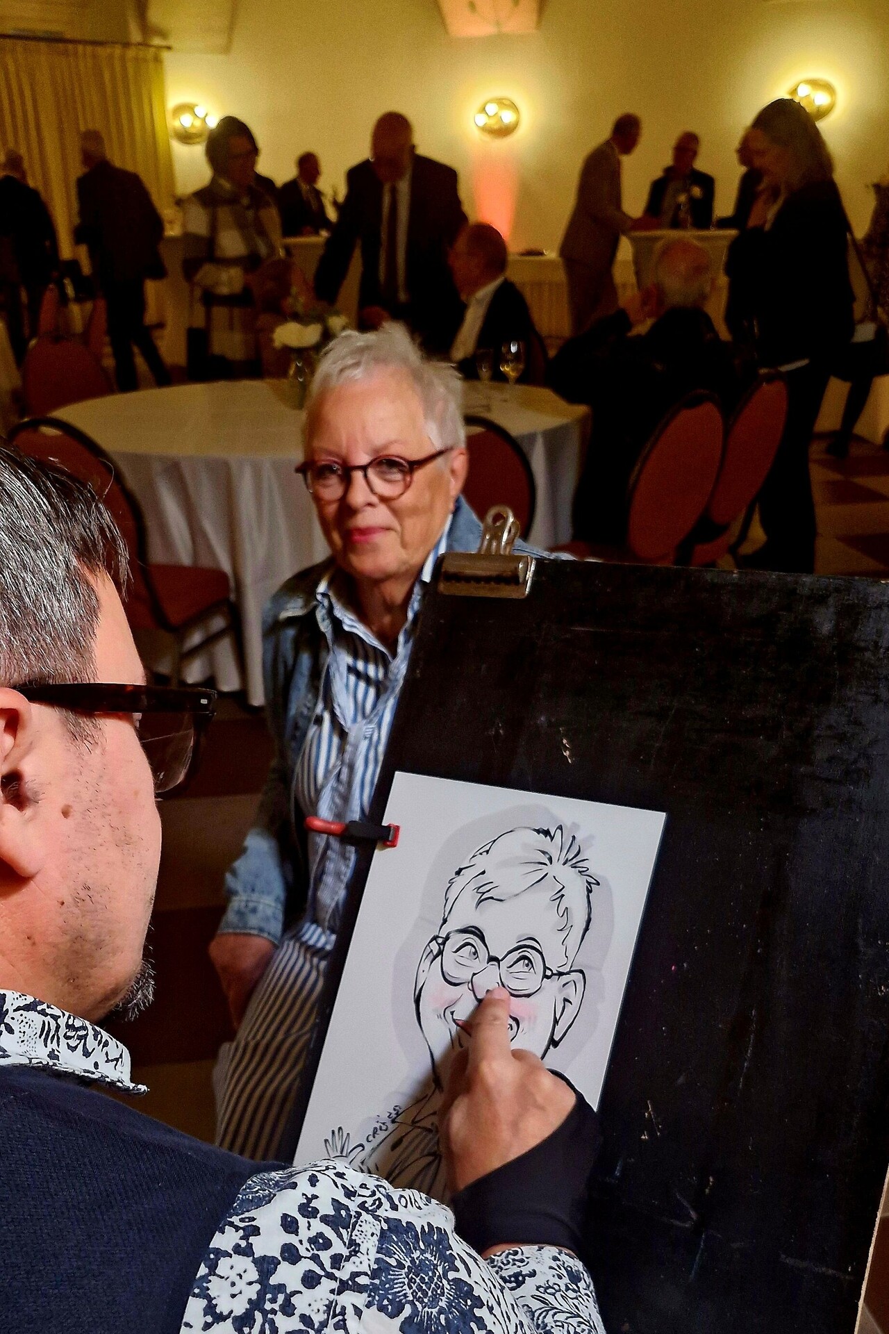 Karikaturist zeichnet Frau Zimmermann