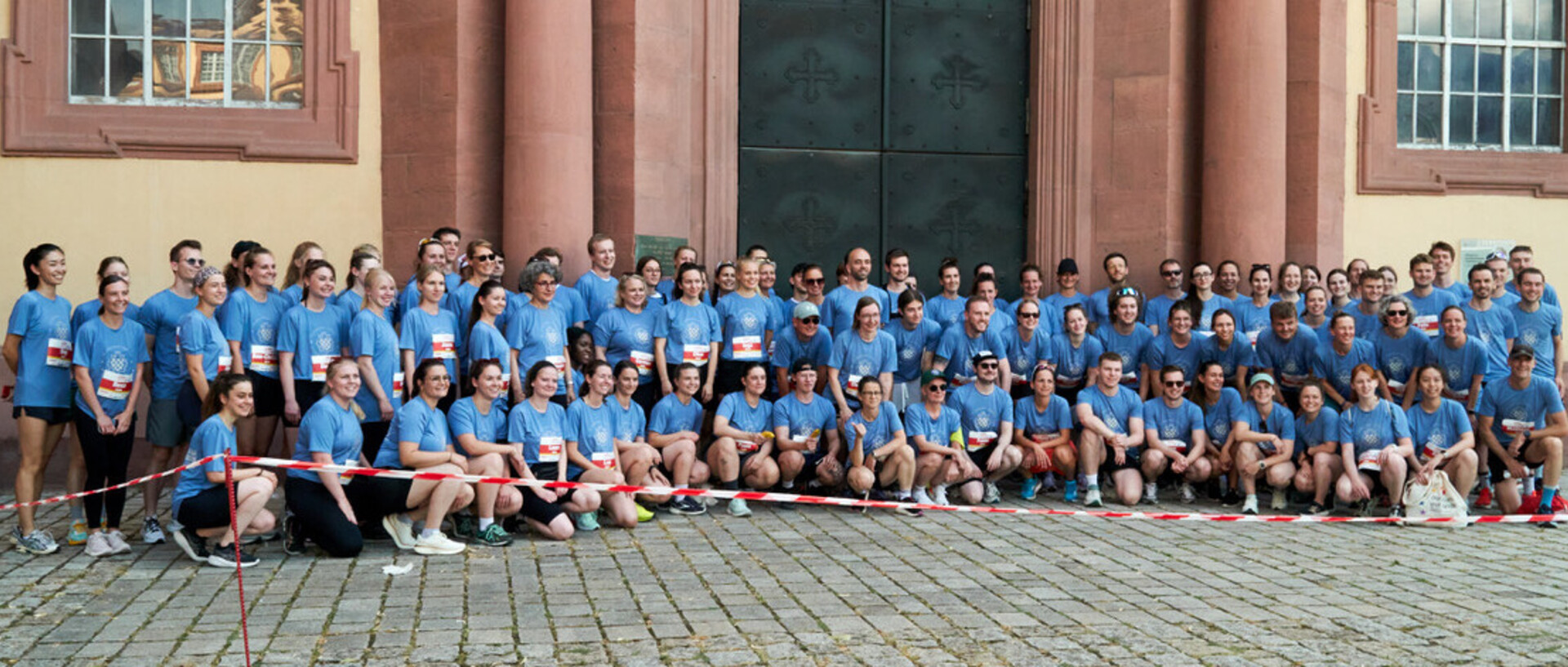 Laufteam der Uni Mannheim vor dem Schloss